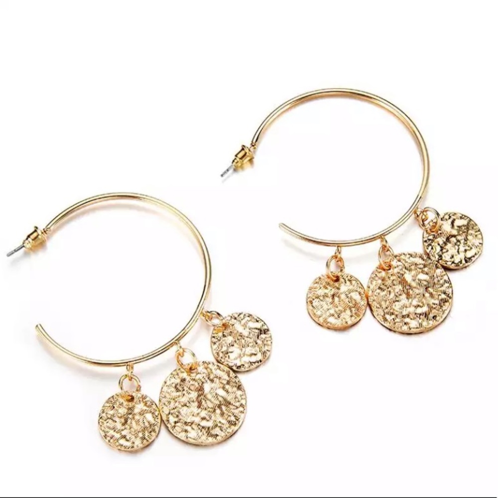 ⚜️[𝟯/$𝟮𝟴]⚜️Big Gold Coin Posh Hoop Earrings NEW - Picture 4 of 9